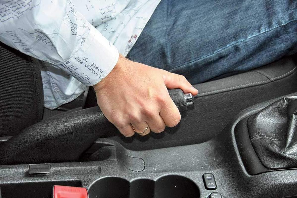 Почему может сломаться ручной тормоз авто?