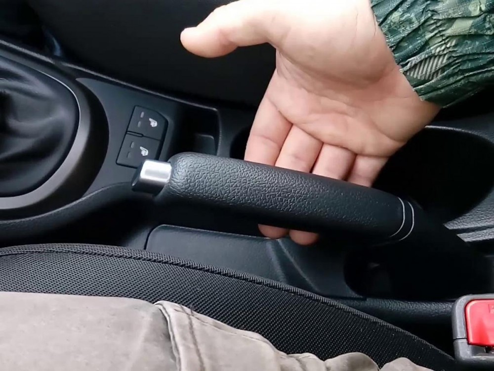 Почему может сломаться ручной тормоз авто?