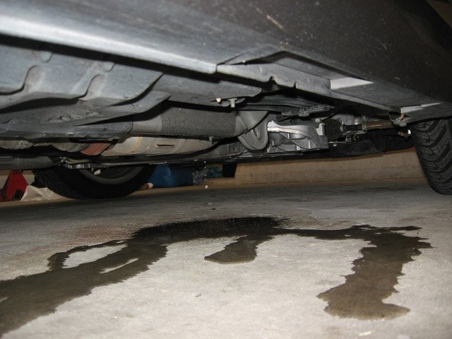 Как определить, что за лужа жидкости скопилась под авто?